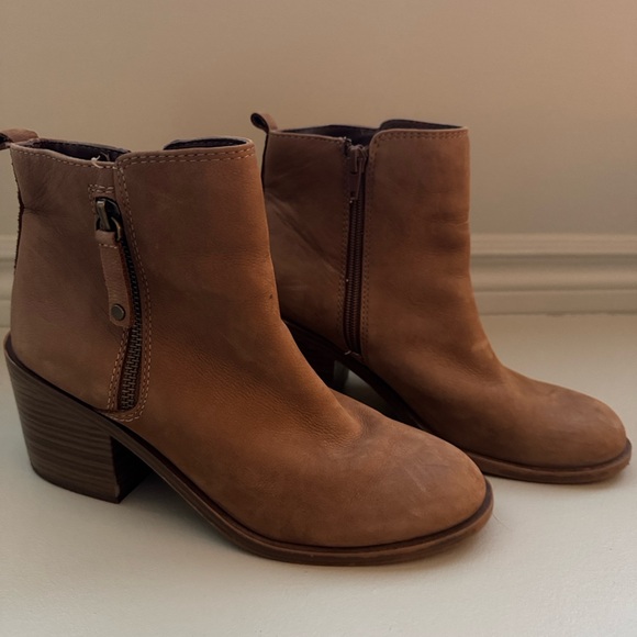 ALDO high heel boots Brown. Fuzzy in the inside. - Picture 4 of 6